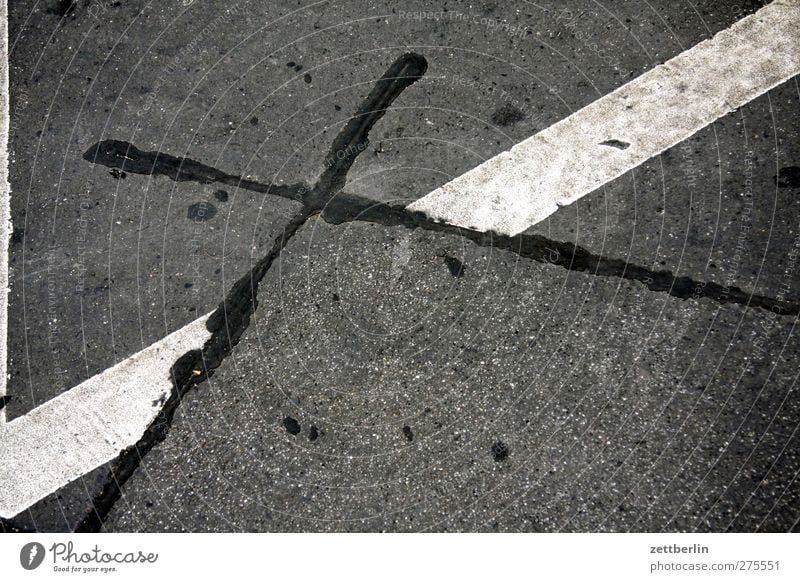 X 1 Verkehr Straße Straßenkreuzung Wege & Pfade Wegkreuzung gut schön Asphalt flicken repariert Reparatur Streifen Schilder & Markierungen Farbfoto