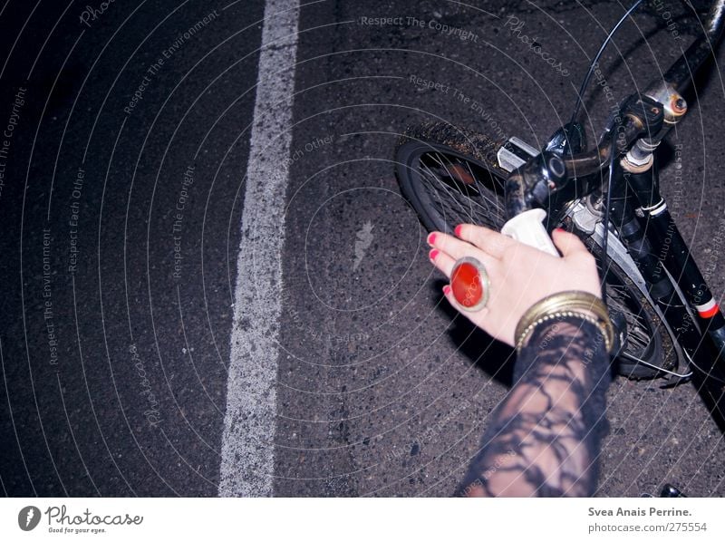 samstag nachts I feminin Junge Frau Jugendliche Arme Hand Finger 1 Mensch Straße Asphalt Fahrrad Fahrradfahren Mode Accessoire Schmuck Armreif Ring Spitze
