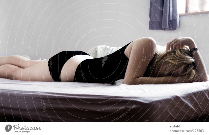 saturday Mensch feminin Junge Frau Jugendliche Partner Körper 1 18-30 Jahre Erwachsene Bett liegen schlafen blond schön kuschlig dünn Erotik Stimmung