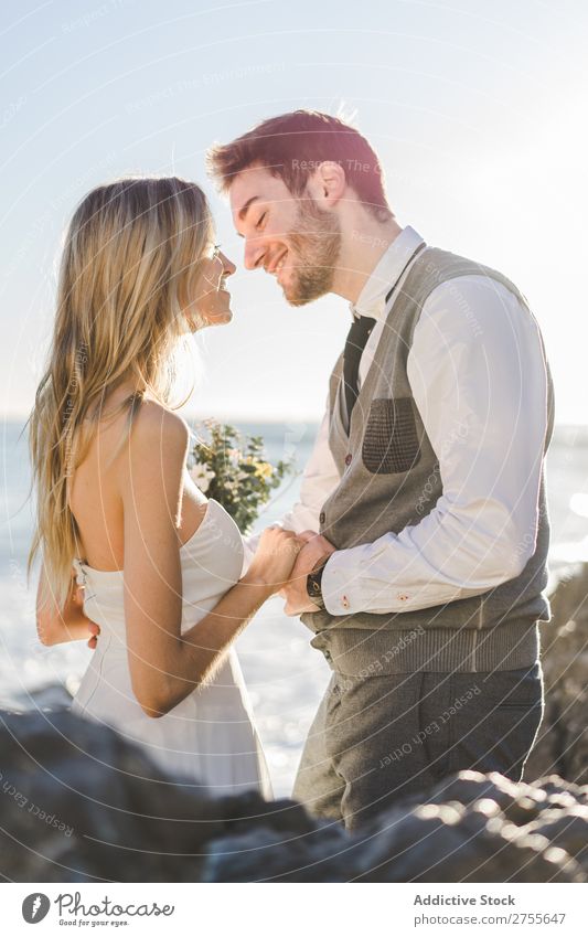 Sinnliches Hochzeitspaar küsst sich an der Küste. Paar hochzeitlich Küssen Strand Angebot verliebt Ausdruck romantisch Feste & Feiern Augen geschlossen Stil