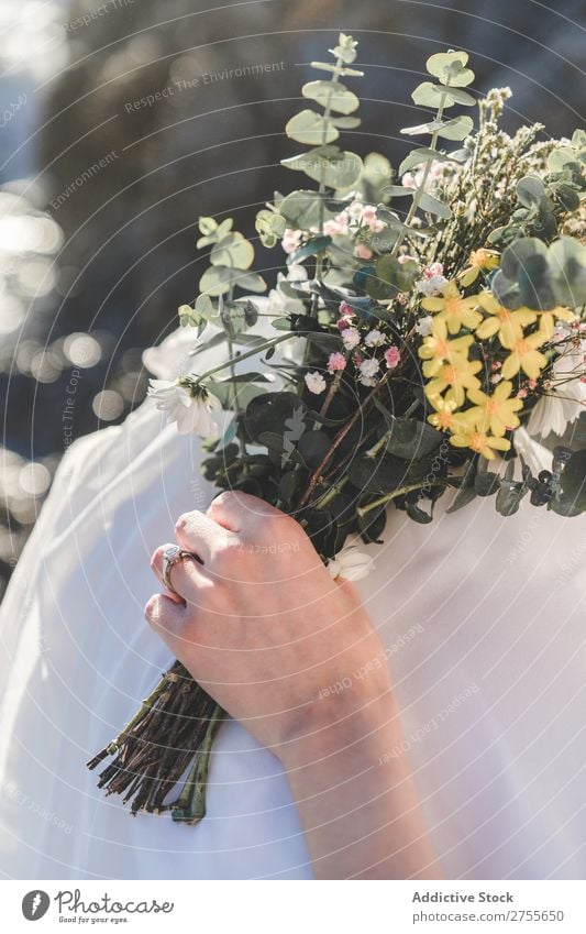 Getreide Brauthand mit Blumenstrauß Frau Ring Engagement Hochzeit Hand rustikal Schmuck hochzeitlich verliebt Kleid geblümt Feste & Feiern Liebe Küste