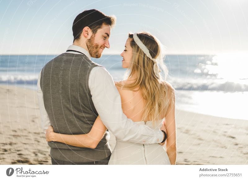 Brautpaar umarmt am Strand Paar hochzeitlich Angebot verliebt Hochzeit Ausdruck romantisch Feste & Feiern Stil Partnerschaft Liebe Engagement Kleid