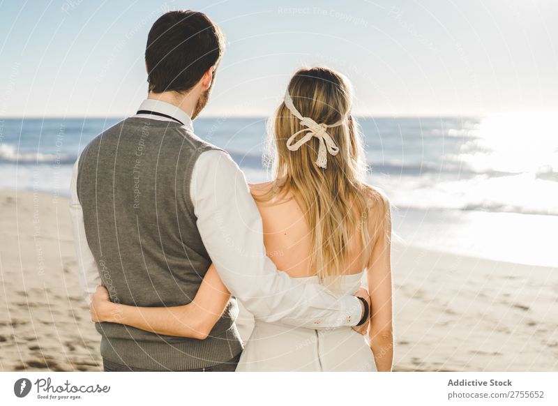 Brautpaar umarmt am Strand Paar hochzeitlich Angebot verliebt Hochzeit Ausdruck romantisch Feste & Feiern Stil Partnerschaft Liebe Engagement Kleid