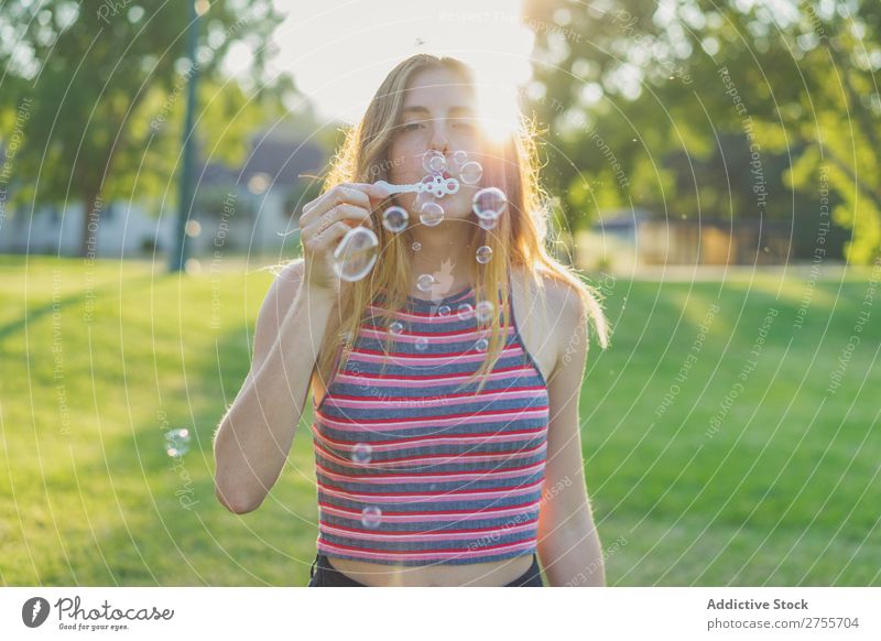 Frau macht Seifenblasen Park romantisch gutaussehend Jugendliche wehen spielerisch lässig modern Zauberei u. Magie Körperhaltung Sommer Spielen Fröhlichkeit
