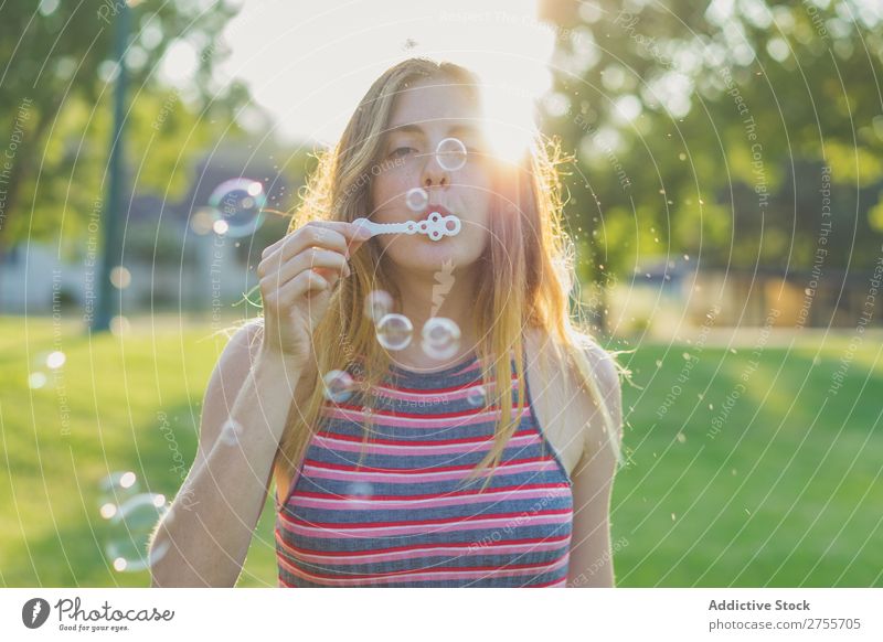 Frau macht Seifenblasen Park romantisch gutaussehend Jugendliche wehen spielerisch lässig modern Zauberei u. Magie Körperhaltung Sommer Spielen Fröhlichkeit