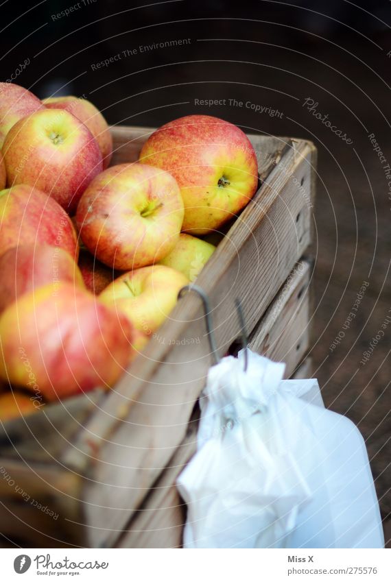 Apfelkiste Lebensmittel Frucht Ernährung Bioprodukte Vegetarische Ernährung frisch Gesundheit lecker süß Wochenmarkt Obstverkäufer Obstkiste Holzkiste rotbackig