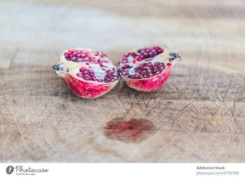 Frische Granatapfelhälften auf Holz Zusammensetzung Hälften rustikal Gesundheit süß Frucht Vegetarische Ernährung minimalistisch Diät organisch schäbig