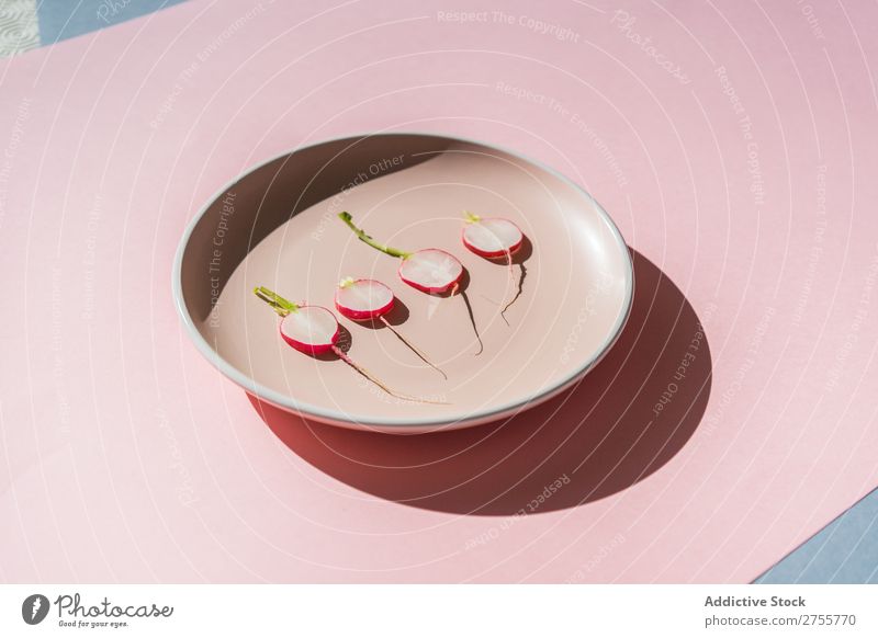 Minimalistische Komposition von Rettichscheiben Zusammensetzung Radieschen minimalistisch Scheiben Platten frisch organisch Ernährung Ordnung Salatbeilage