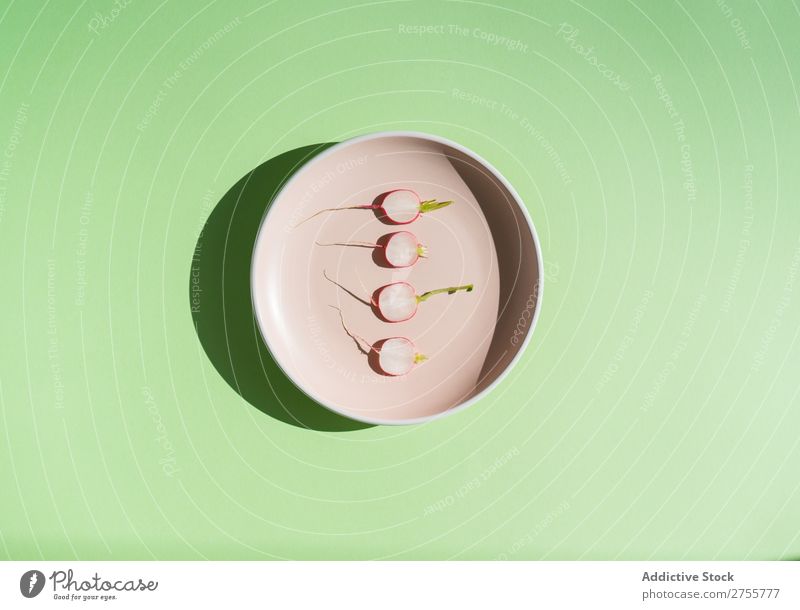 Minimalistische Komposition von Rettichscheiben Zusammensetzung Radieschen minimalistisch Scheiben Platten frisch organisch Ernährung Ordnung Salatbeilage