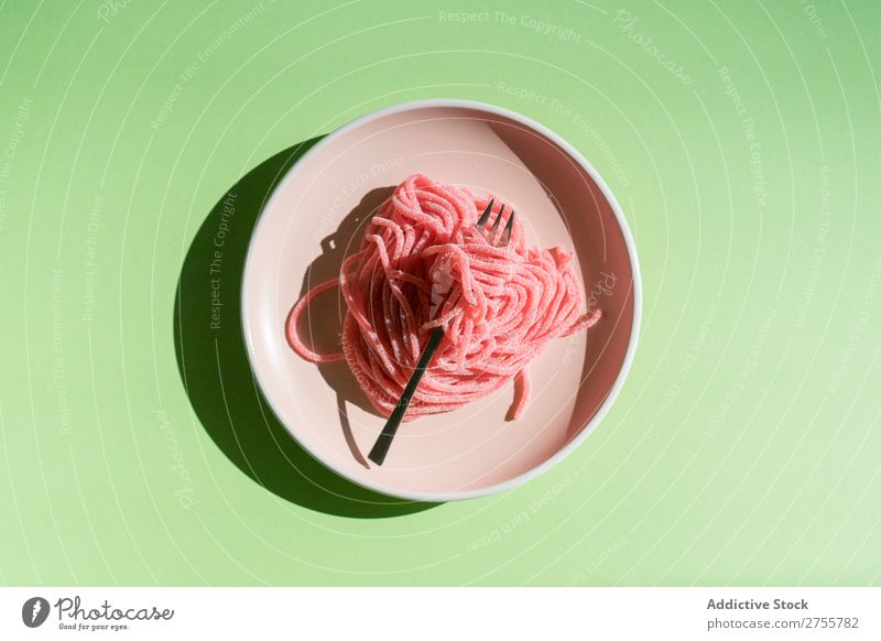 Geleewürmer auf Teller Worms Götterspeise rosa Entwurf Spätzle Marmelade süß Idee Ordnung Gabel serviert geschmackvoll Süßwaren hell Mahlzeit Essen