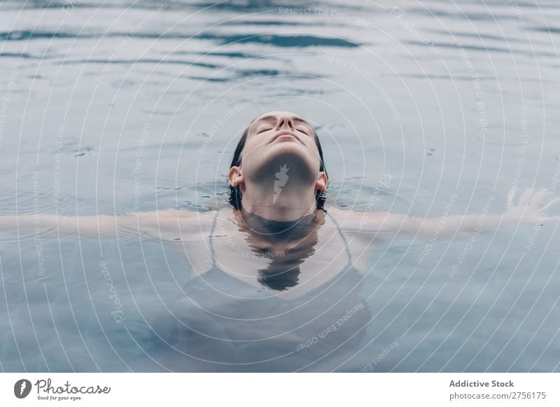 Frau mit geschlossenen Augen im Wasser lügen Schwimmsport Gesicht auf den Kopf gestellt Schwimmbad Mensch Sommer blau Ferien & Urlaub & Reisen Resort Aktion