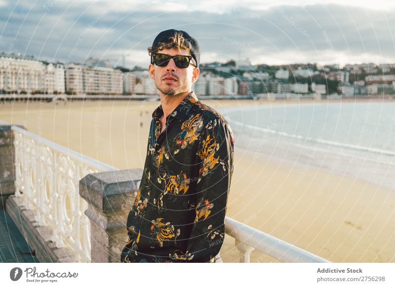 Erwachsener Mann am Strand stehend Küste Meer Fürsorge Blick in die Kamera Natur Wasser Ferien & Urlaub & Reisen San Sebastián Spanien schön Tourismus