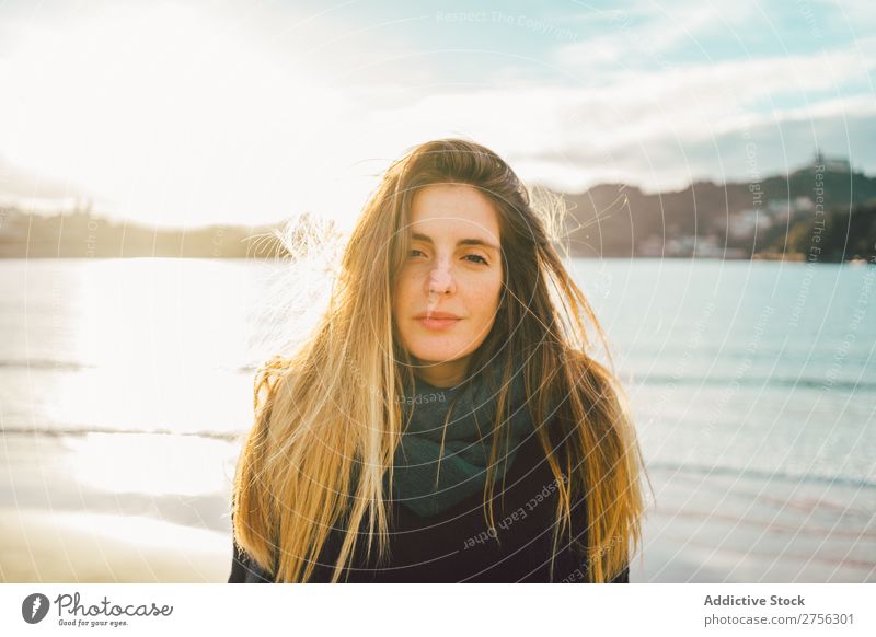 Junge verträumte Frau am Meer Jugendliche Küste stehen hübsch attraktiv Natur Wasser Ferien & Urlaub & Reisen Strand San Sebastián Spanien schön Tourismus