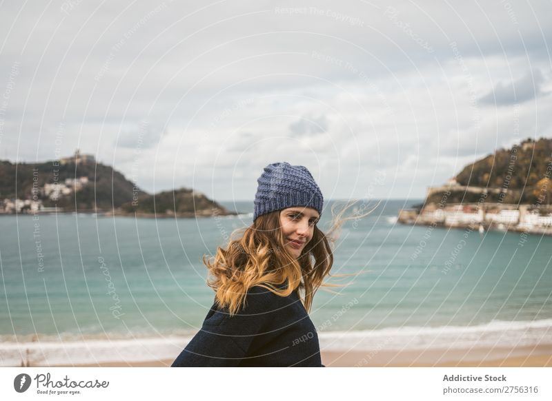 Attraktive Frau am Meer stehend Jugendliche Küste hübsch attraktiv Hut Blick nach hinten vor der Kamera Natur Wasser Ferien & Urlaub & Reisen Strand