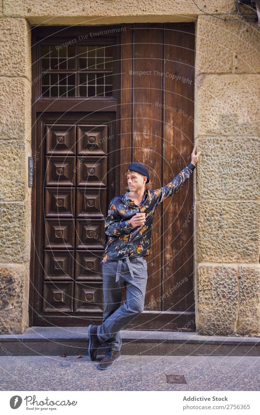 Mann mit Tasse an der Wand gelehnt Kaffee Stadt Straße gutaussehend anlehnen Großstadt Mensch Lifestyle attraktiv San Sebastián Spanien trinken lässig Getränk