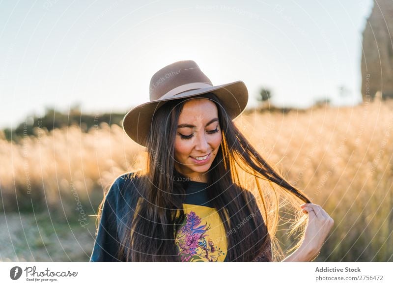Fröhliche junge Frau mit Hut in der Natur hübsch heiter schön Porträt Jugendliche Beautyfotografie Model attraktiv Mensch natürlich brünett Behaarung Stil