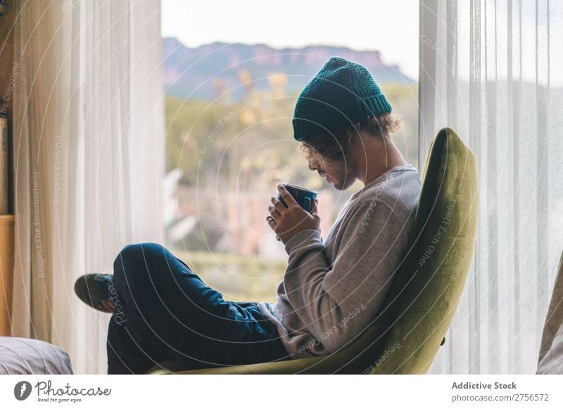 Mann trinkt Kaffee im Sessel gemütlich Erholung besinnlich Fürsorge Inspiration Erwärmung Schickimicki Tasse Lounge Kälte trinken Getränk bequem heimwärts