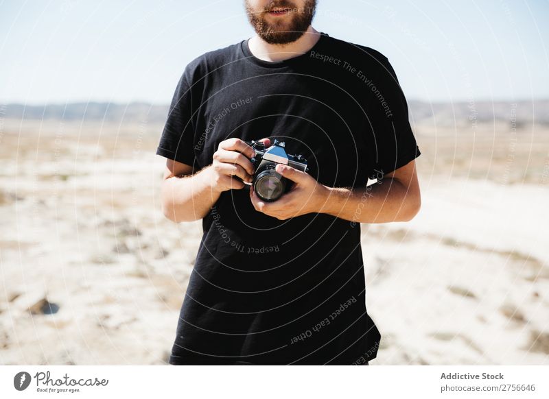 Mann mit Kamera auf die Wüste schießen Hand Fotokamera Illusion Trick Ferien & Urlaub & Reisen Lifestyle Mensch Erwachsene Natur Abenteuer Ausflug heiß fliegen