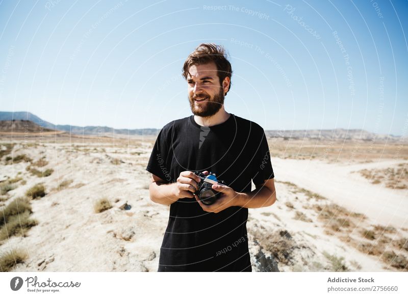 Mann mit Kamera in der Wüste Hand Fotokamera Illusion Trick Ferien & Urlaub & Reisen Lifestyle Mensch Erwachsene Natur Abenteuer Ausflug heiß fliegen Tourist