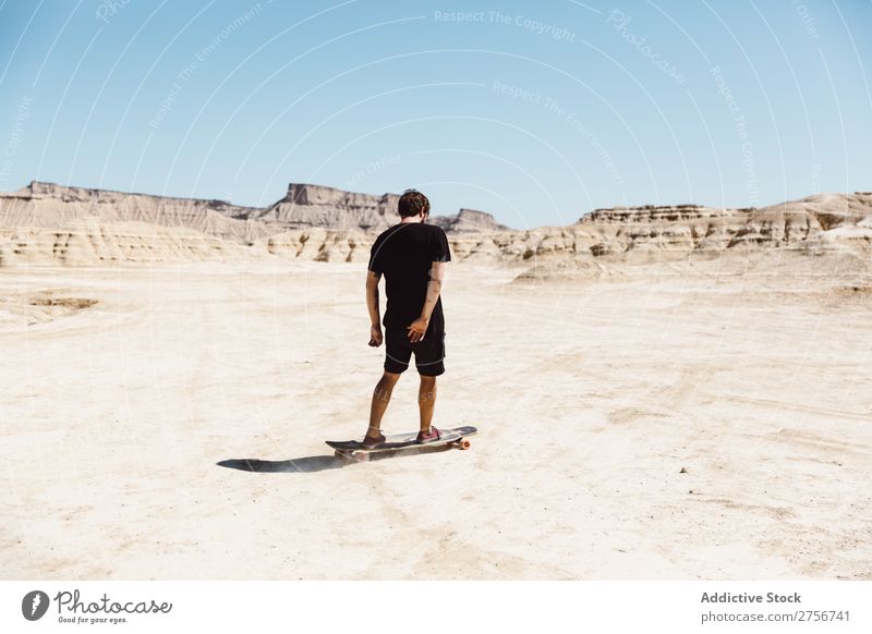 Mann fährt Skateboard in der Wüste Ferien & Urlaub & Reisen Lifestyle Mensch Erwachsene Natur Abenteuer Ausflug Tourist Sport Aktion extrem Klippe Hügel