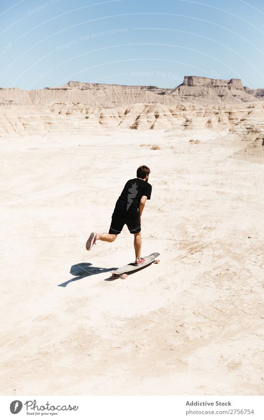 Mann fährt Skateboard in der Wüste Ferien & Urlaub & Reisen Lifestyle Mensch Erwachsene Natur Abenteuer Ausflug Tourist Sport Aktion extrem Klippe Hügel