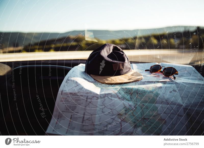 Kappe und Karte auf dem Dashboard Landkarte Armaturenbrett PKW Passagier Fach Mütze Sonnenbrille Ausflug Straße Verkehr Ferien & Urlaub & Reisen Fahrzeug