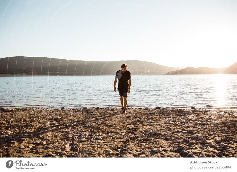 Mann, der am Strand posiert. Wasser Mensch Ferien & Urlaub & Reisen Natur Erholung Meer See aussruhen ruhig Gelassenheit friedlich dunkel tief nass kalt