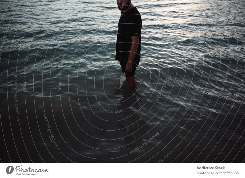 Mann steht im Wasser knietief Mensch Ferien & Urlaub & Reisen Natur Erholung Meer See aussruhen Wellen ruhig Gelassenheit friedlich dunkel nass kalt genießend