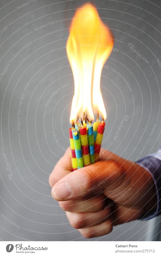 catching fire Maniküre Feste & Feiern Geburtstag gebrauchen festhalten hell positiv mehrfarbig brennen Feuer Kerze Wachs Hand Fingernagel sanft hoch Energie