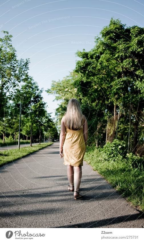 catwalk Lifestyle Mensch feminin Junge Frau Jugendliche 18-30 Jahre Erwachsene Umwelt Natur Landschaft Schönes Wetter Baum Gras Sträucher Kleid blond langhaarig