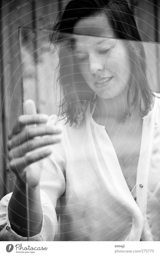 glasig feminin Junge Frau Jugendliche 1 Mensch Glas Glasscheibe Schwarzweißfoto Außenaufnahme Tag Reflexion & Spiegelung Schwache Tiefenschärfe Porträt