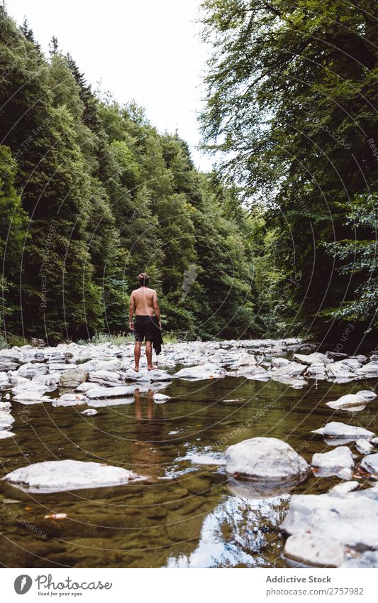Ein Mann steht in einem Fluss. Tourist wandern Teich Ferien & Urlaub & Reisen Natur Abenteuer Ausflug Mensch Lifestyle Tourismus Freizeit & Hobby Trekking