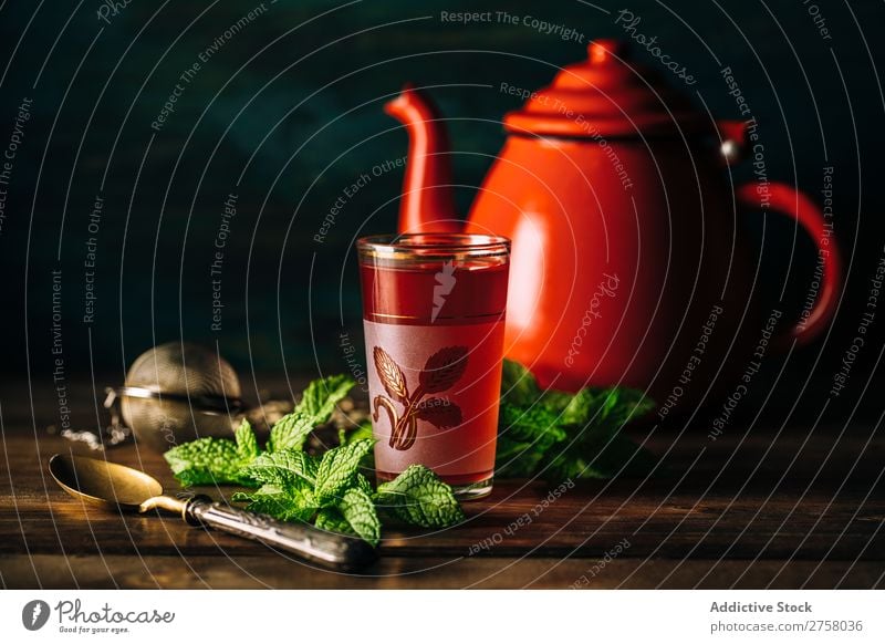 Roter Tee mit roter Teekanne Nachmittag Arabien arabisch aromatisch Hintergrundbild schwarz braun Kultur Tasse dunkel trinken Osten exotisch Lebensmittel Glas