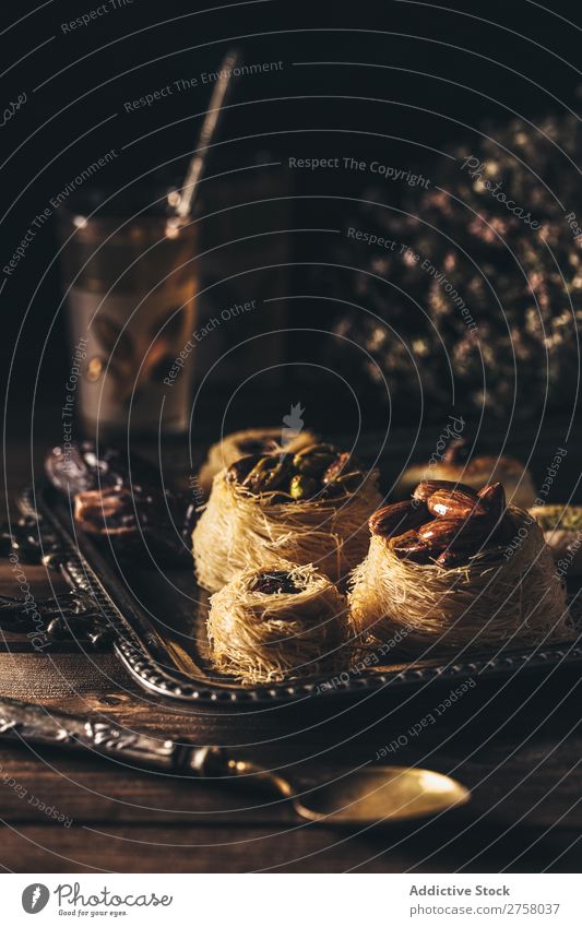 Syrisches Gebäckdessert auf dunklem Hintergrund arabisch Frühstück braun Bulle kochen & garen Essen zubereiten dunkel lecker Dessert Speise trinken Lebensmittel
