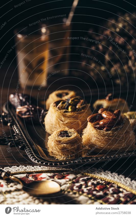 Syrisches Gebäckdessert auf dunklem Hintergrund oben arabisch Frühstück braun Bulle kochen & garen Essen zubereiten dunkel lecker Dessert Speise trinken