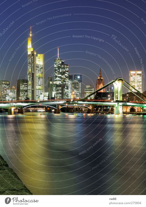 Flößerbrücke vor Skyline Frankfurt Frankfurt-Main Hochhaus Brücke Wahrzeichen Kraft Farbfoto Nahaufnahme Nacht Zentralperspektive