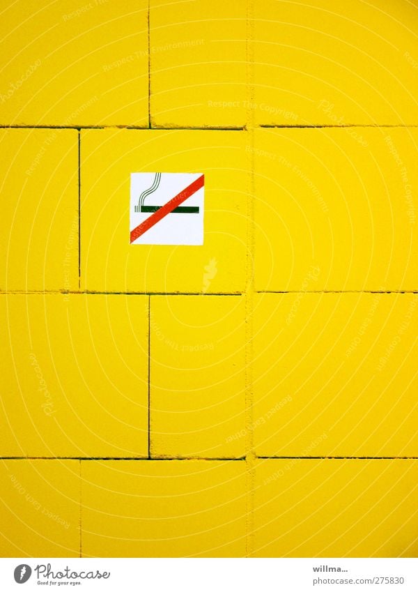 Rauchen verboten Zigarette Zeichen Hinweisschild Warnschild gelb Wand Rauchverbot Textfreiraum Verbot Nikotin Nichtraucher
