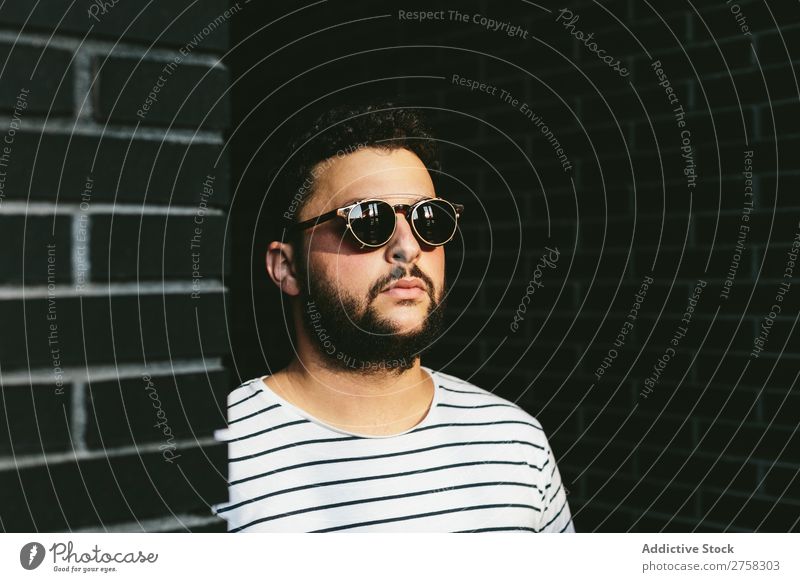 Mann mit Sonnenbrille ernst sonnig selbstbewusst jung cool Person Porträt modern Model modisch männlich lässig gutaussehend Typ Erwachsener Kaukasier posierend