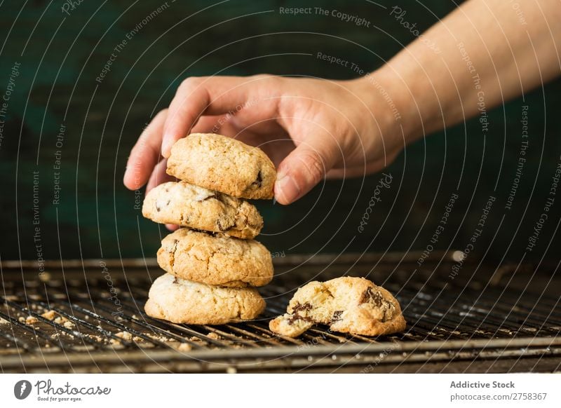 Hand legt Kekse in die Rolle Frau Plätzchen gebastelt Brötchen Putten Nahaufnahme Lebensmittel Dessert süß Snack Backwaren Bäckerei Mensch Erwachsene Biskuit