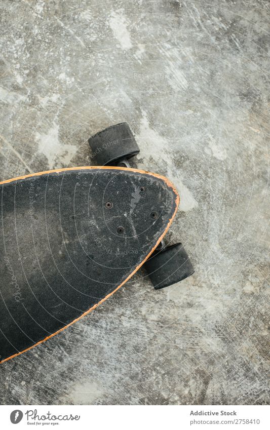 Nahaufnahme des Skateboards aus der Vogelperspektive Etage Feldfrüchte Skateboarding Sport schließen Schlittschuhe Longboard Holzplatte Gerät Schlittschuhlaufen
