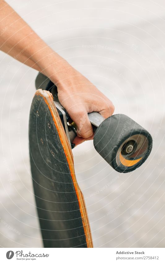 Handgehaltenes Skateboard Freizeit & Hobby Aktion Sport Schlittschuhe Skateboarding Skateboarderin Schlittschuhlaufen Holzplatte Longboard sportlich Erholung