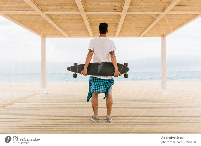 Mann mit Skateboard mit Blick auf das Meer Skateboarderin Küste Bekleidung trendy Freizeit & Hobby Jugendliche Ferien & Urlaub & Reisen schön Landschaft Aktion