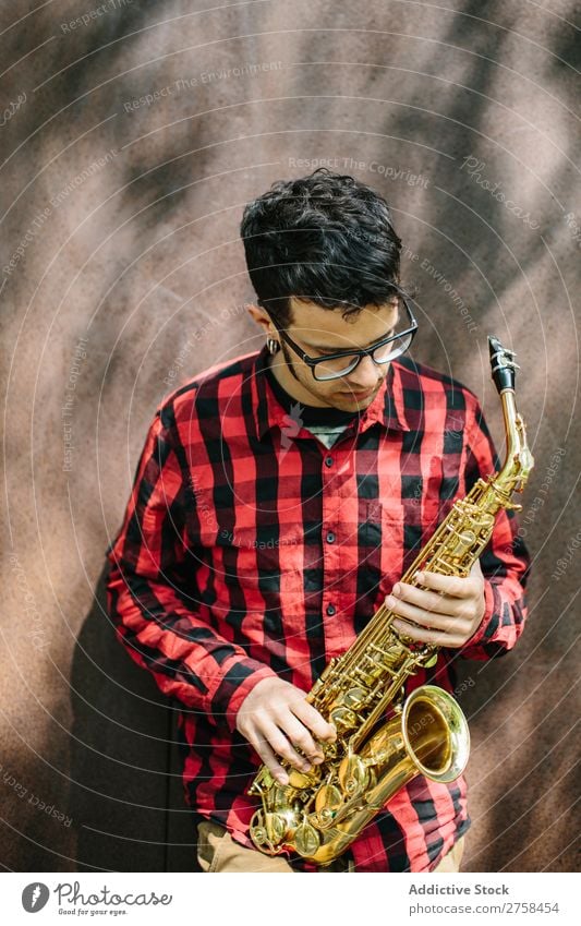 Junge Musikerin mit Saxophon Mann Jugendliche Jazz Instrument Musical Leistung Saxophonspieler Mensch Spieler Artist Entertainment Klang ausführen gutaussehend
