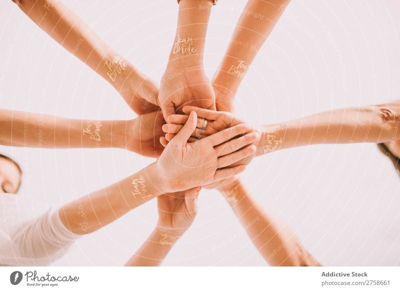 Hände von jubelnden Menschen im Kreis Hand Applaus Team Braut Menschengruppe Teamwork Zusammensein Geschäftspartner heiter Zusammenarbeit Freundschaft Erfolg