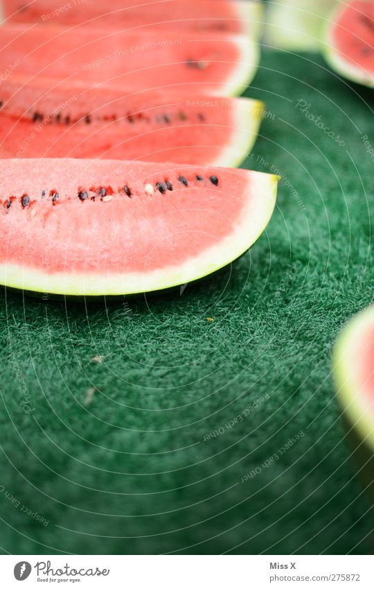 durchbeißen Lebensmittel Frucht Ernährung Bioprodukte lecker saftig süß grün rot Melonen Wassermelone Teile u. Stücke Scheibe Obstverkäufer Wochenmarkt Farbfoto