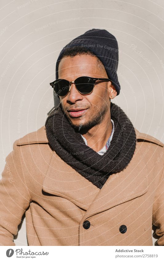 Schwarzer Mann in stylischer Sonnenbrille Erwachsene schwarz urwüchsig warme Kleidung selbstbewußt Coolness stehen Mensch gutaussehend Lifestyle modern Typ