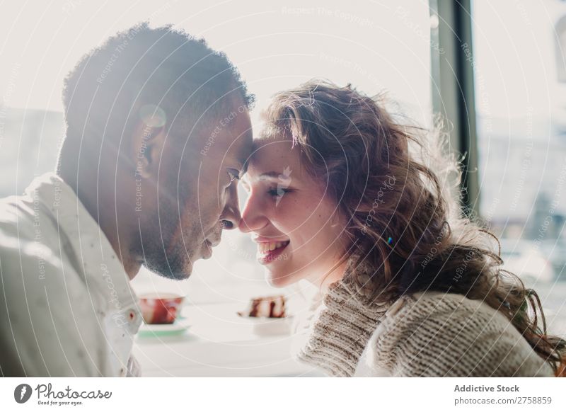 Paar in der Pulloverbindung multiethnisch Stil lässig schön Bonden Datteln Person gemischter Abstammung schwarz Jugendliche Zusammensein gutaussehend hübsch