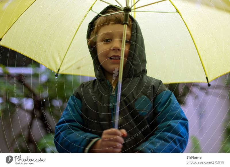 204 [komm jetzt endlich!] Kind Junge Kindheit 1 Mensch 3-8 Jahre Wassertropfen Schönes Wetter schlechtes Wetter Regen Jacke Regenschirm brünett Lächeln