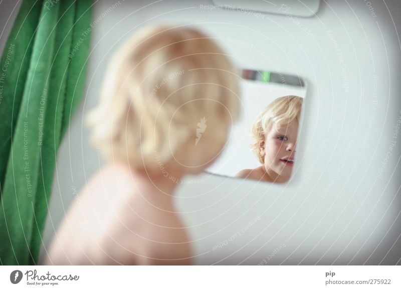 spiegel bild 2 Mensch maskulin Kind Kleinkind Junge Kopf Haare & Frisuren Gesicht Auge Rücken 1 1-3 Jahre Bad Spiegel Spiegelbild Handtuch Blick blond