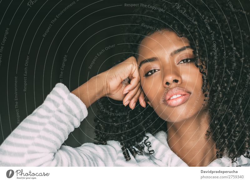 Porträt Nahaufnahme einer schönen nachdenklichen schwarzen Frau, die in die Kamera schaut. schwarze Frau Bett Fürsorge auf die Kamera schauen Beautyfotografie